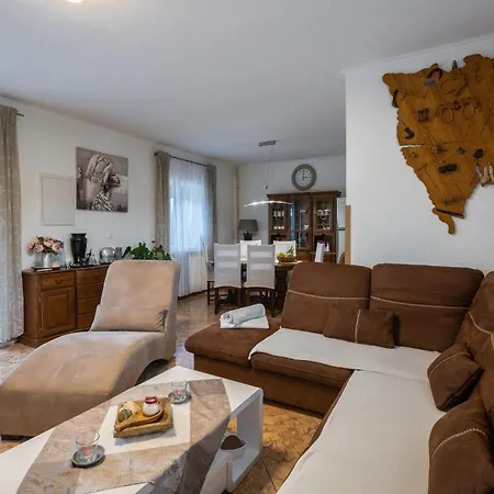 Lovely Home In Marcana With Jacuzzi Marčana