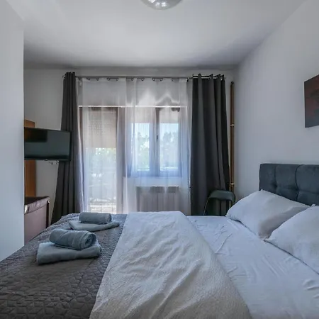 Lovely Home In Marcana With Jacuzzi *