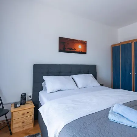 Lovely Home In Marcana With Jacuzzi *