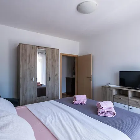 Semesterbostad Lovely Home In Marcana With Jacuzzi