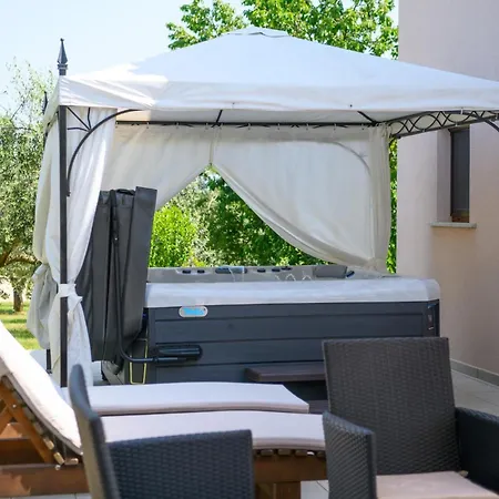 Lovely In With Jacuzzi بيت للعطل Marčana